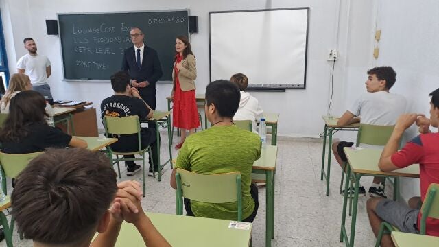 El consejero de Educación y Formación Profesional, Víctor Marín, visitó el IES Floridablanca donde se celebran las pruebas de certificación de inglés B1 y B2.