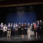 Foto de familia de los premiados y de las distintas autoridades que acudieron al acto