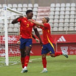 Samuel Omorodion celebra su primer gol con Yeremay Hernández