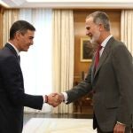 El rey Felipe VI saluda al presidente del Gobierno, Pedro Sánchez (i), este martes en la reunión del Consejo de Seguridad Nacional, en el Palacio de La Zarzuela. 