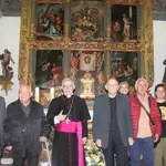 El obispo de Segovia, César Franco, y el vicario general, Ángel Galindo, junto al retablo restaurado