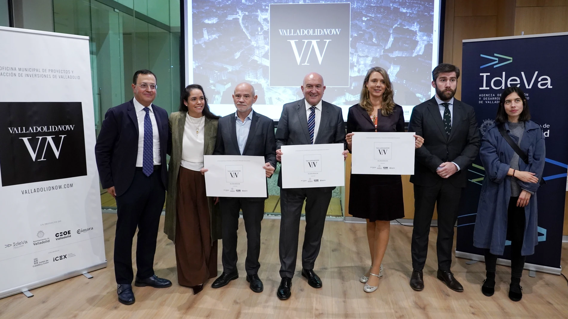 Jesús Julio Carnero junto a Ángela de Miguel y Víctor Caramanzana en la presentación