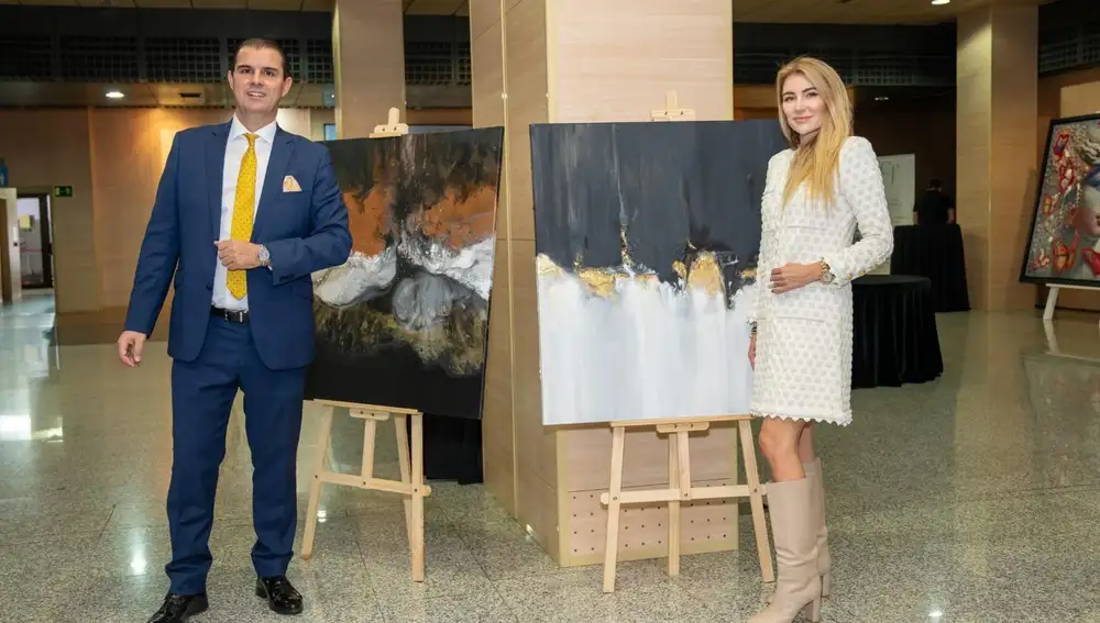 Rubén Puga posa junto a Elena Ksanti y sus obras, ayer en Marbella
