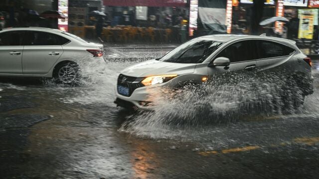 Coche en la lluvia