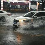 Coche en la lluvia