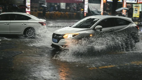 Coche en la lluvia