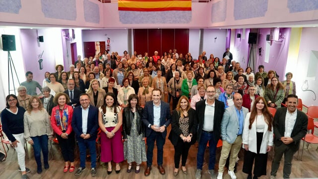 Foto de familia de Conrado Íscar en Nava del rey con los participantes en el Día Internacional de la Mujer Rural