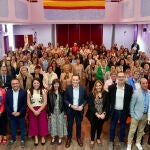 Foto de familia de Conrado Íscar en Nava del rey con los participantes en el Día Internacional de la Mujer Rural