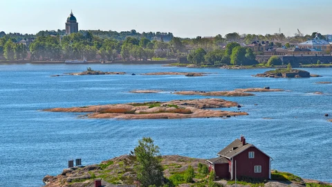 Cabaña de madera en una isla rocosa del archipiélago de Helsinki, Finlandia.