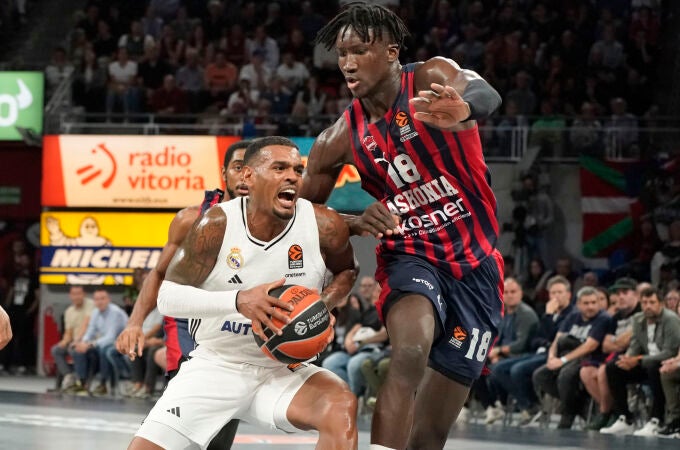 Rathan-Mayes trata de superar la defensa de Diop