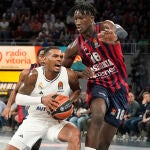 Rathan-Mayes trata de superar la defensa de Diop