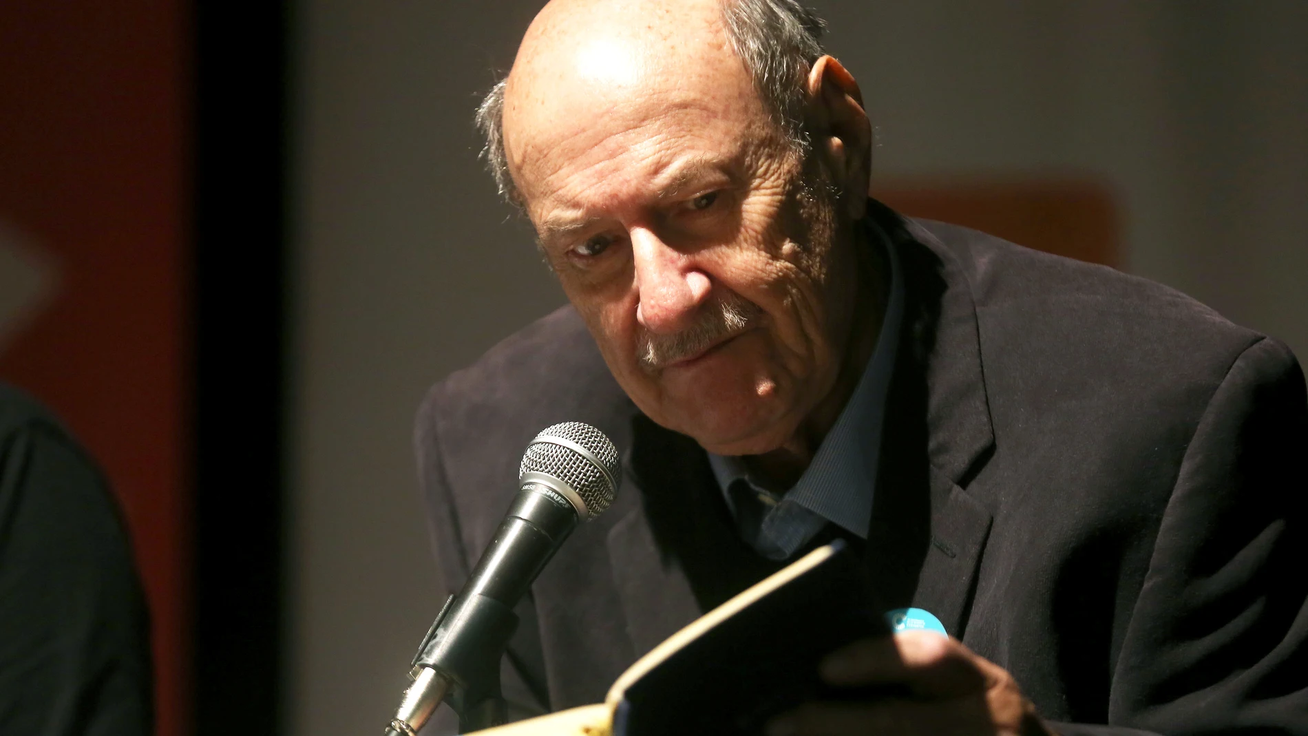 CH15. BOGOTÁ (COLOMBIA), 15/10/2024.- Fotografía de archivo del 21 de abril de 2017 del escritor chileno Antonio Skármeta, participando en una maratón de lectura ininterrumpida de la obra del escritor español Miguel de Cervantes Saavedra, el icónico "Don Quijote de la Mancha", en Santiago (Chile). El afamado escritor chileno Antonio Skármeta, uno de los referentes de la literatura latinoamericana, murió a los 83 años de edad, informó hoy la Universidad de Chile, su alma mater. EFE/ Elvis Gonz...