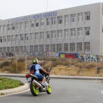 Psicólogos asisten a los compañeros de un alumno de 16 años que ha fallecido durante una clase en Alicante