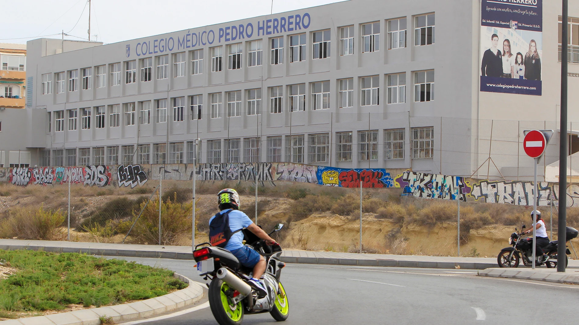 Psicólogos asisten a los compañeros de un alumno de 16 años que ha fallecido durante una clase en Alicante