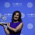 La escritora Paloma Sánchez-Garnica posa este martes en Barcelona con el 73º Premio Planeta