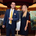 Rubén Puga posa junto a Elena Ksanti y sus obras, ayer en Marbella