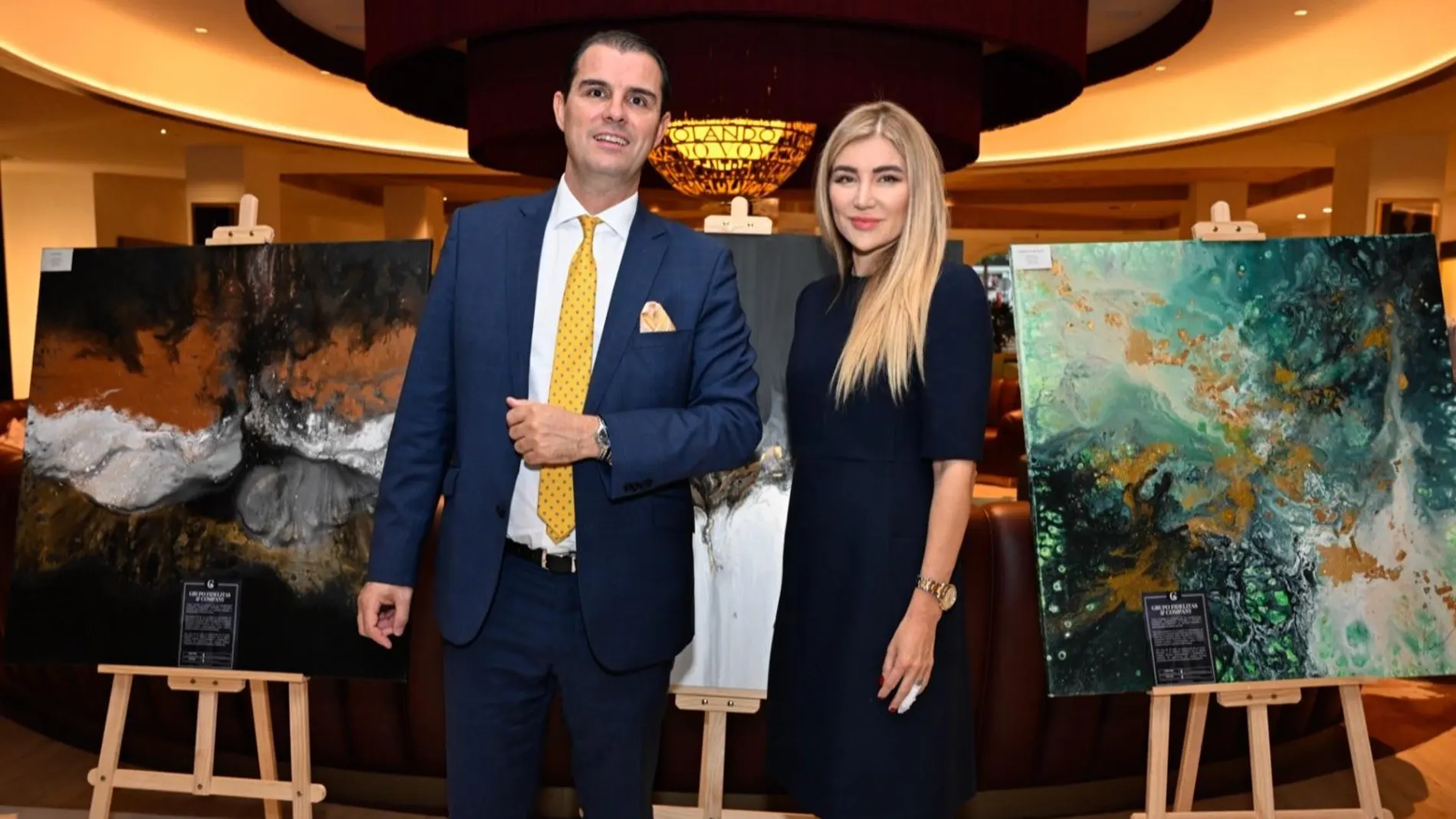 Rubén Puga posa junto a Elena Ksanti y sus obras, ayer en Marbella