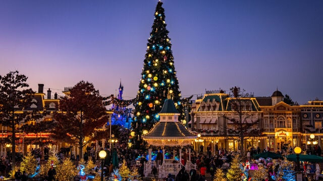 Árbol navideño de 24 metros de altura en Disneyland Paris