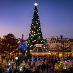 Árbol navideño de 24 metros de altura en Disneyland Paris