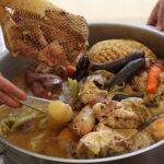 Imagen de un tradicional puchero valenciano en ebullición