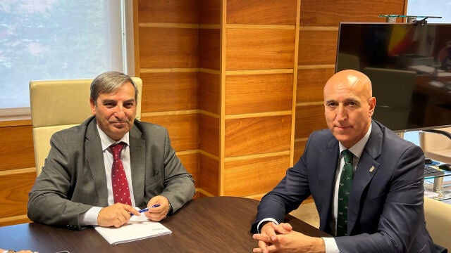 El consejero de Movilidad y Transformación Digital, José Luis Sanz Merino, durante la reunión con el alcalde de León, José Antonio Diez