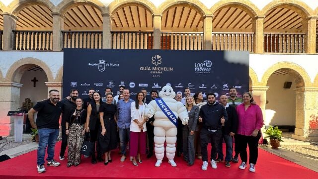 La consejera Carmen Conesa, tras el acto de presentación de la Gala Michelin, con asistentes al acto y la mascota de la marca, ‘Bidendum’