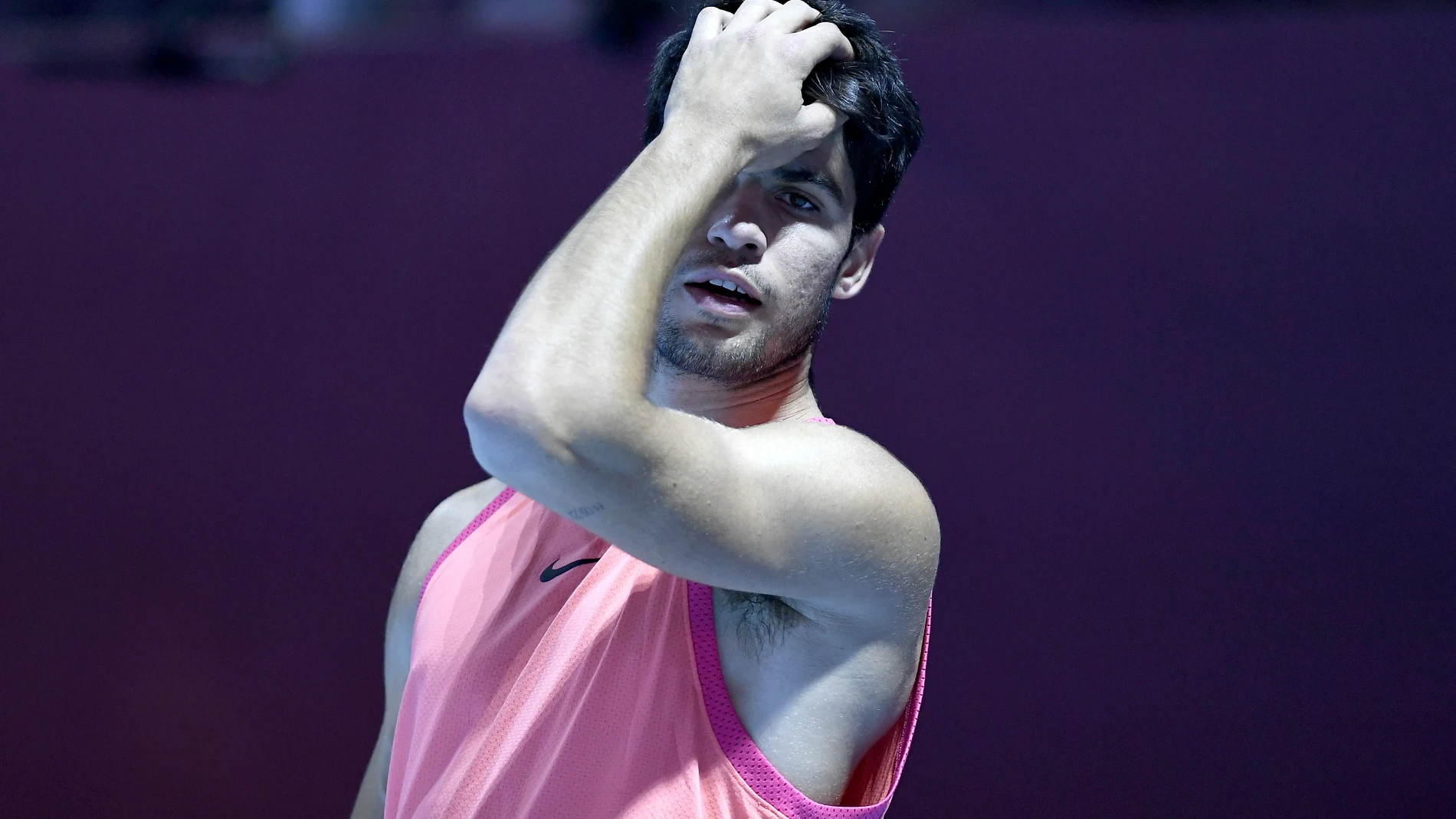Riyadh (Saudi Arabia), 16/10/2024.- Carlos Alcaraz of Spain gestures as he plays against Holger Rune of Denmark at the Six Kings Slam exhibition tennis tournament in Riyadh, Saudi Arabia, 16 October 2024. (Tenis, Dinamarca, Arabia Saudita, España) EFE/EPA/STR