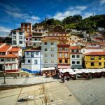 El pueblo de colores con casas colgadas más visitado de Asturias