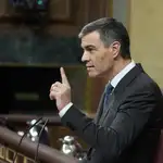 Sánchez presume de "contundencia" contra la corrupción a diferencia del PP y Feijóo le sitúa en el epicentro: "Márchese"