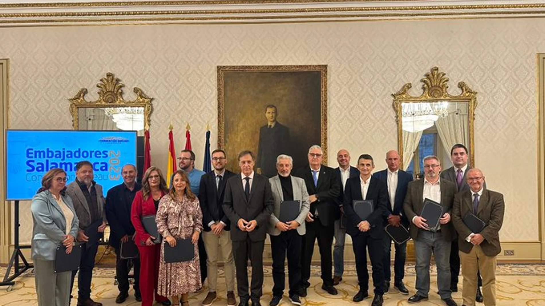 García Carbayo junto a los catorce nuevos embajadores salmantinos