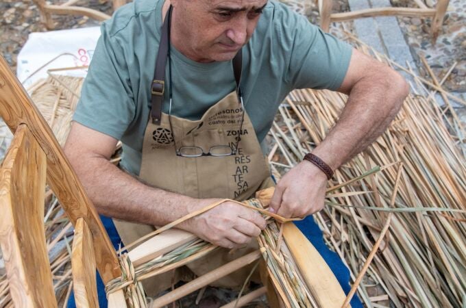 Un artesano de la madera de olivo realiza una silla durante la Feria Ars Olea