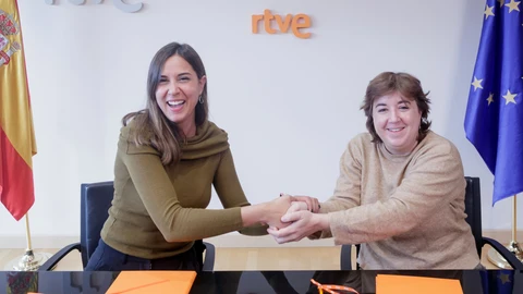 La presidenta interina de RTVE, Concepción Cascajosa, firma el acuerdo con la concejala de Turismo del Ayuntamiento de Valladolid, Blanca Jiménez