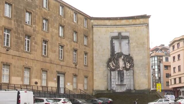 El "monumento franquista" dedicado a los "Héroes del Simancas", ubicado en la fachada del colegio de la Inmaculada en Gijón
