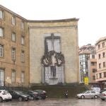 El "monumento franquista" dedicado a los "Héroes del Simancas", ubicado en la fachada del colegio de la Inmaculada en Gijón