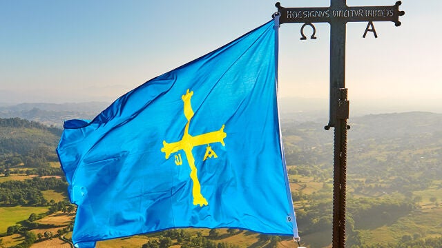 La bandera de Asturias en un pico.