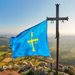 La bandera de Asturias en un pico.