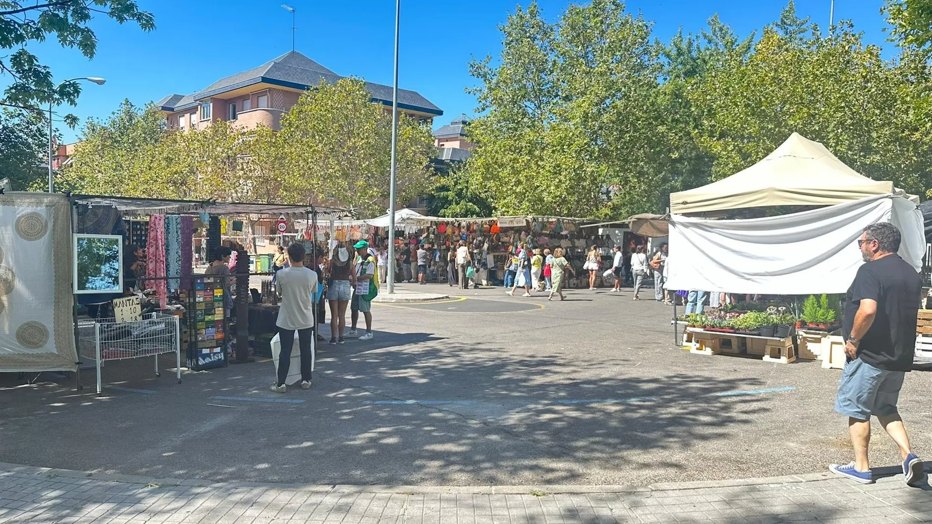 Incautados más de 360 bolsos y monederos de una marca falsificados en el mercadillo de Majadahonda