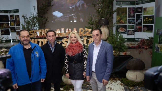 (I a D) El director técnico de Montes de José, José Antonio Vega; el presidente de Montes de Soria, Luis José Lucas; la alcaldesa de Almarza, Ascensión Pérez y el Presidente de la Diputacción, Benito Serrano durante la inauguración de la exposición micológica 'MICOhabitats' en Almarza organizada por la Asociación Montes de Soria