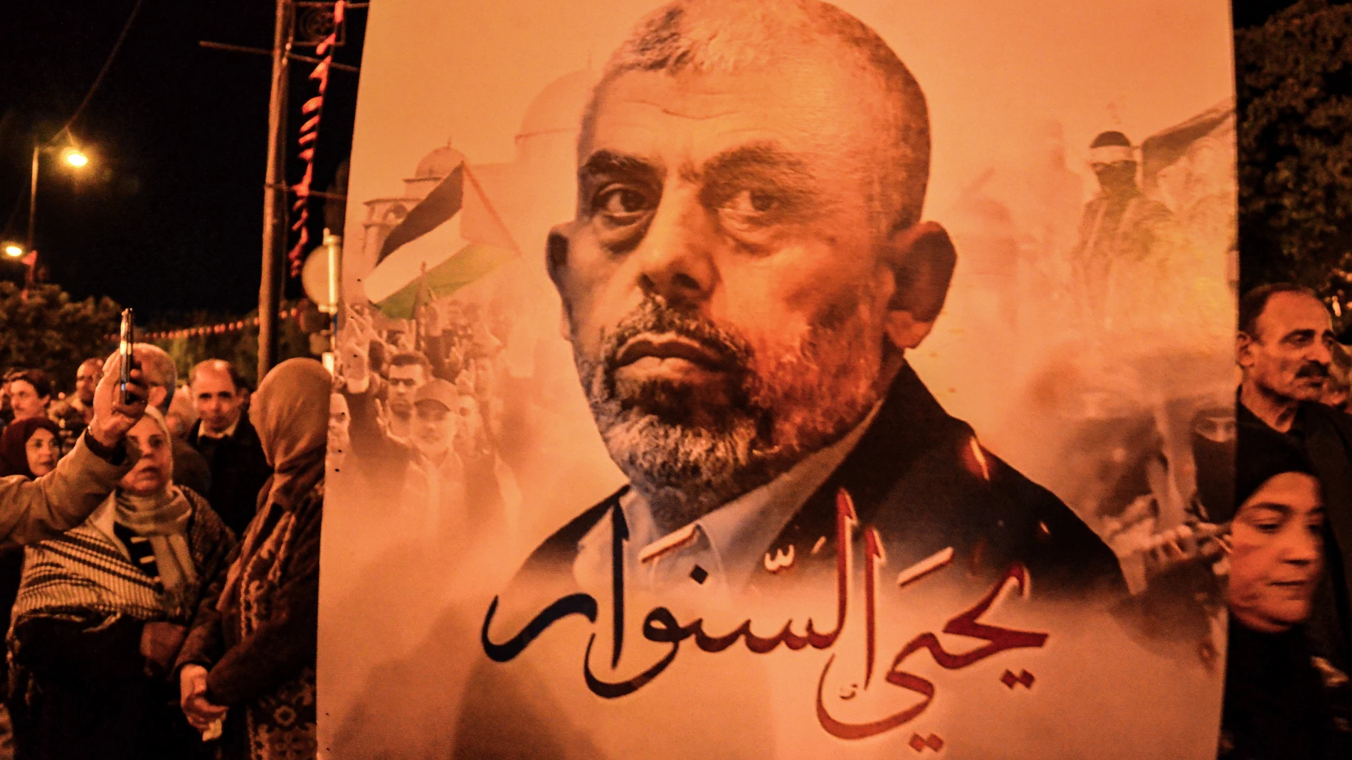 (Foto de ARCHIVO) April 5, 2024, Tunis, Tunisia: Tunis, Tunisia. 05 April 2024. The image of Hamas' leader in Gaza, Yahya Sinwar, is displayed during a major pro-Palestine rally along Habib Bourguiba Avenue in Tunis to mark Al-Quds Day. Al-Quds Day, also known as International Jerusalem Day, is an annual event held on the last Friday of Ramadan in support of Palestinians and again the Israeli occupation of historic Palestine Europa Press/Contacto/Hasan Mrad 05/04/2024 ONLY FOR USE IN SPAIN