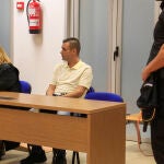 Imagen de Antonio David M.B. en la sala de la Audiencia Provincial de Alicante en la que se ha celebrado un juicio en su contra