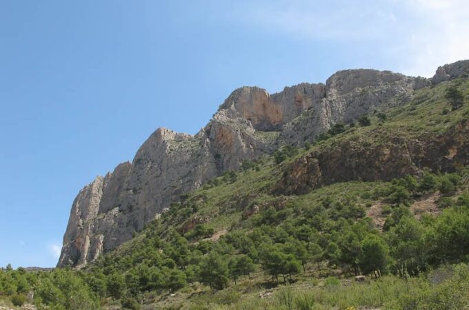 La sierra del Cabeçó d’Or se extiende de norte a sur en un intento de acercarse al mar