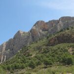 La sierra del Cabeçó d’Or se extiende de norte a sur en un intento de acercarse al mar