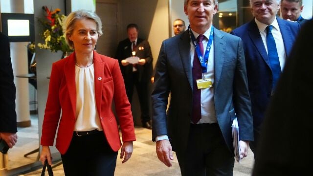 El líder del PP, Alberto Núñez Feijóo, junto a la presidenta de la Comisión Europea, Ursula von der Leyen, en la cumbre del PPE en Bruselas.