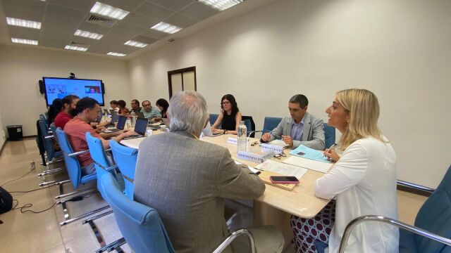 la directora general de Personal Docente, Sonia Sancho, con los sindicatos en la reunión de la Mesa Sectorial celebrada en septiembre