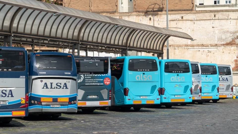Autobuses de la empresa ALSA en fila en la estación de autobuses de Barcelona Nord