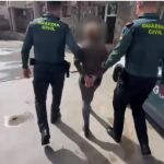 La detenida es conducida por agentes de la Guardia Civil