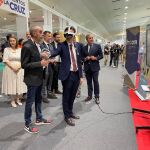 Imagen del consejero de Fomento, Jorge García Montoro, probando las gafas de realidad virtual una herramienta formativa muy novedosa en formación en materia preventiva