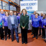 La Reina Sofía junto al presidente del Banco de Alimentos de Segovia y los voluntarios