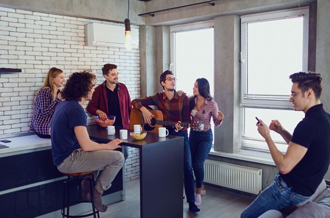 Jóvenes reunidos en un apartamento