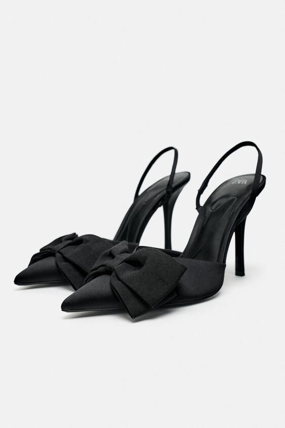 Zapatos de tacón con lazo, de Zara (25, 95 euros)